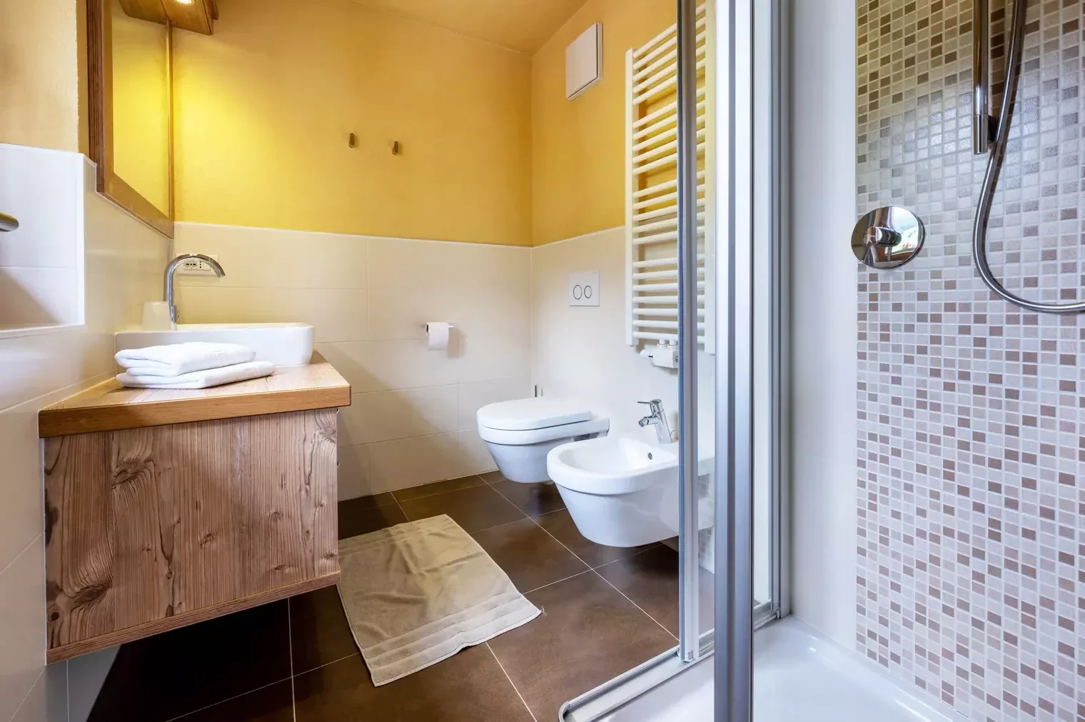 Badezimmer im Appartement Typ D Family mit Dusche, WC und Bidet